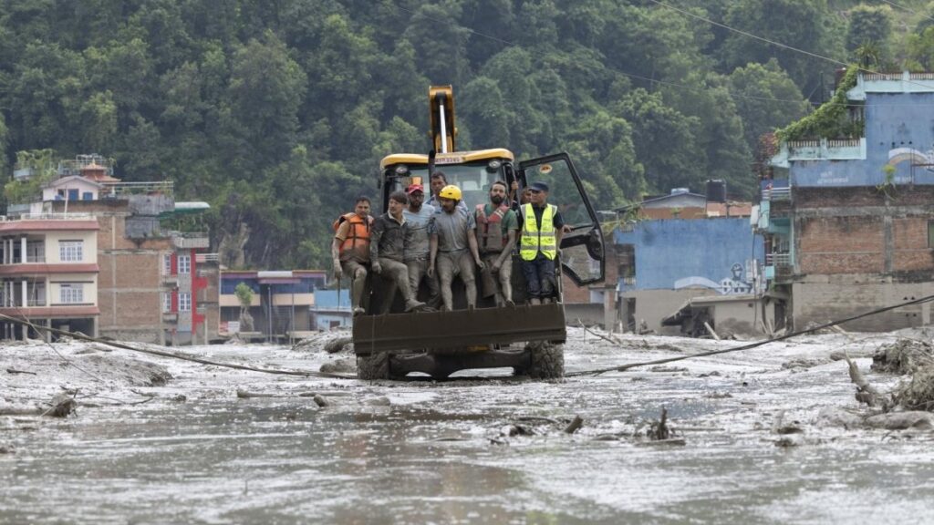 Nepal eleva a 553 los fallecidos en la riada del miércoles y mantiene la búsqueda de casi 2,000 desaparecidos