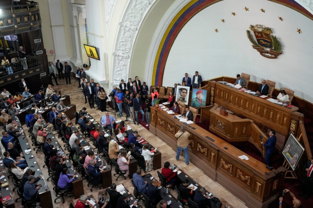 El Parlamento venezolano destituye al presidente del Grupo de Amistad con Estados Unidos por promover la dolarización