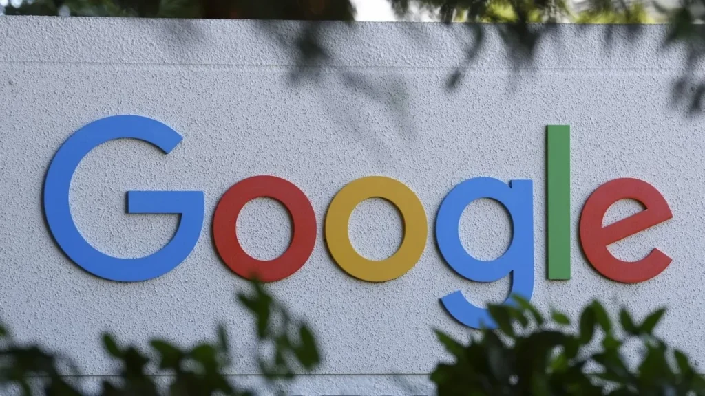 Periódicos franceses denuncian a Google por usar IA para resumir noticias sin autorización