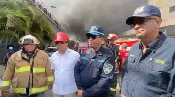 Autoridades capturan a 17 personas acusadas de saquear en medio de incendio en L&R Comercial