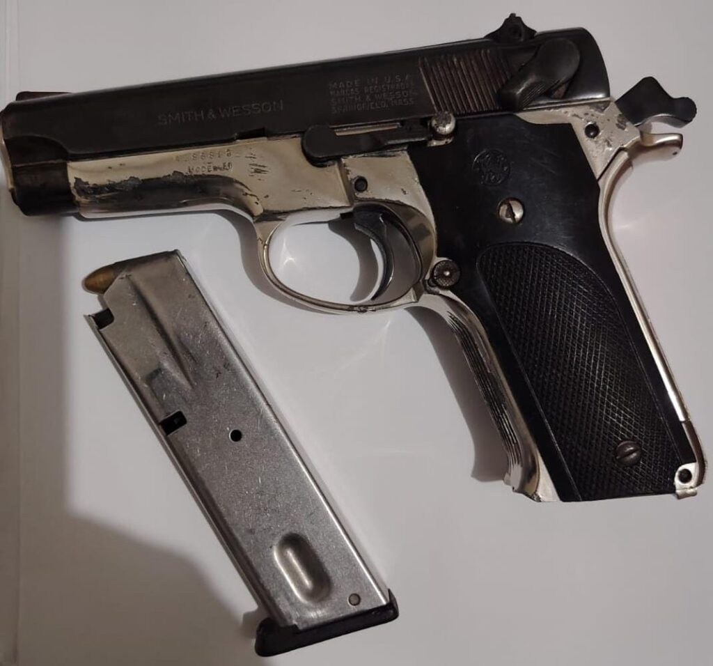 Policía Nacional apresa a cinco hombres en Barahona y La Vega; ocupa tres armas de fuego, una reportada como robada, y presuntas drogas
