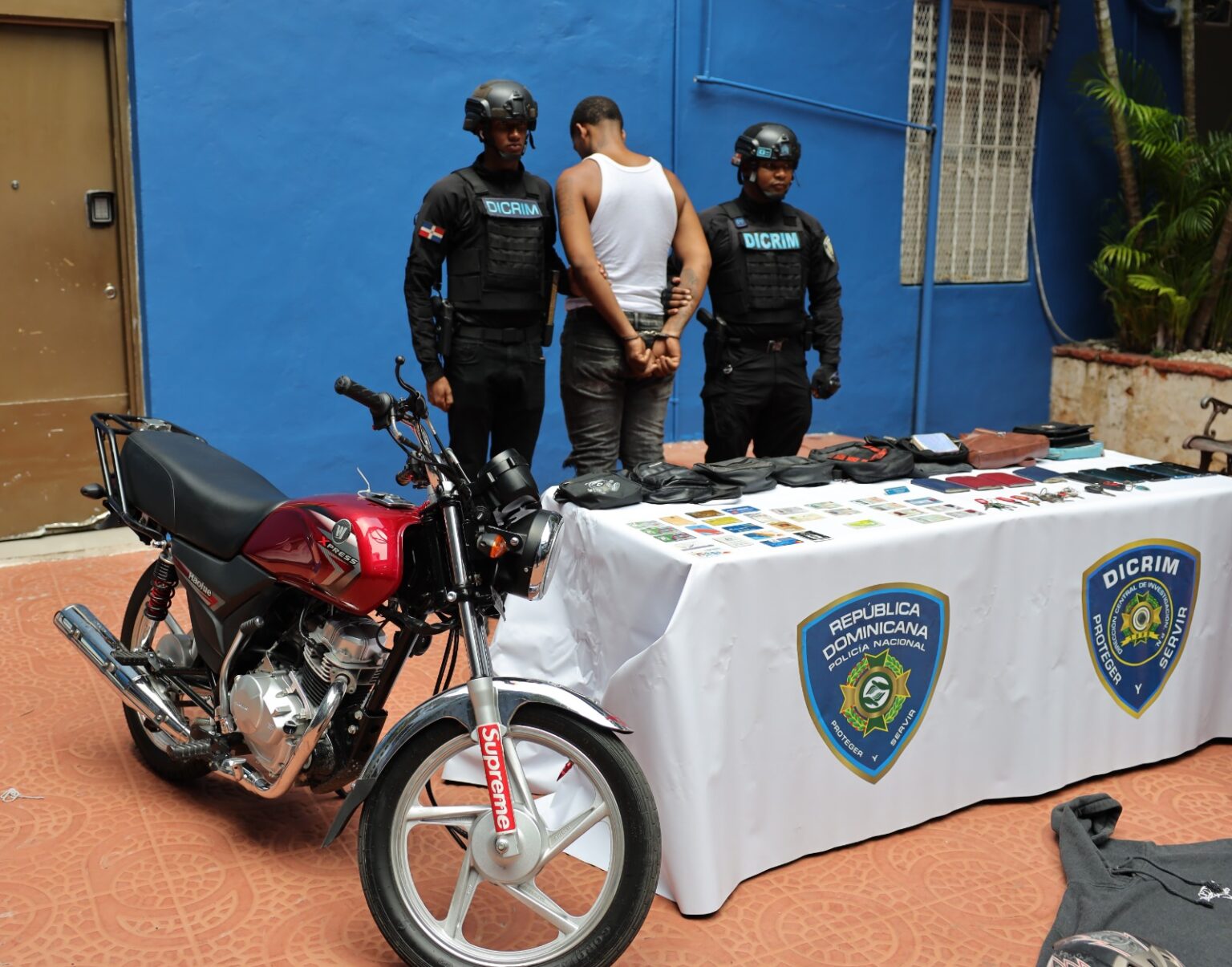 Policía captura a reconocido antisocial “Polote” por múltiples arrebatos en la vía pública y recupera pertenencias sustraídas en San Carlos, DN