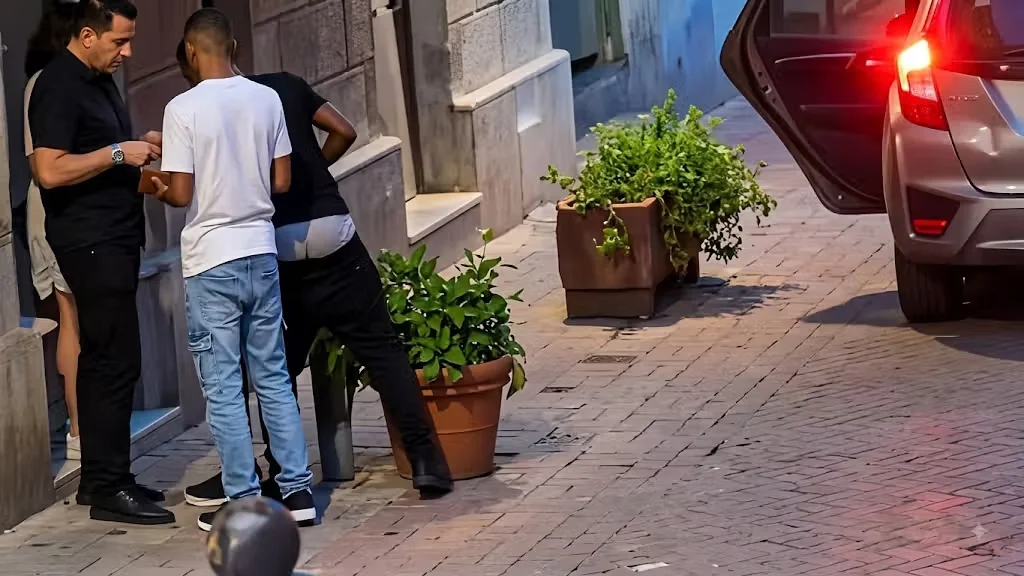 Policía desmantela banda con cinco arrestos y evidencia