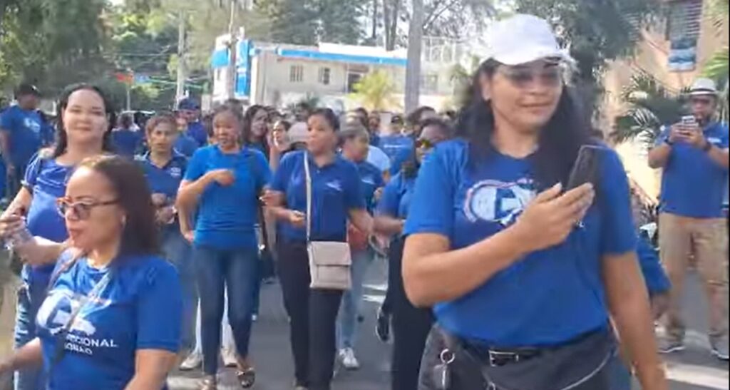 Profesores marchan en Bonao y advierten que varios centros no iniciarían el año escolar