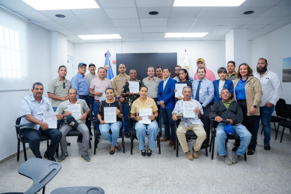 RD entrega más de RD$15 millones a 18 productores del Norte para modernizar sus sistemas de riego