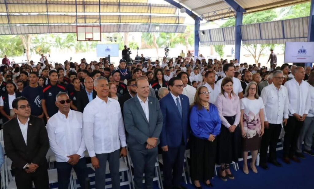 Raquel Peña da inicio al año escolar 2026-2027 en el Cibao bajo el lema “Más listos que nunca”