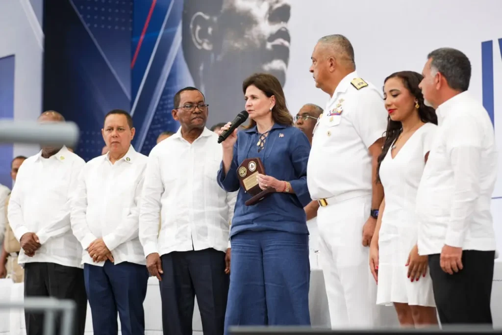 Raquel Peña encabeza graduaciones que impulsan oportunidades para la juventud y fortalecen las instituciones