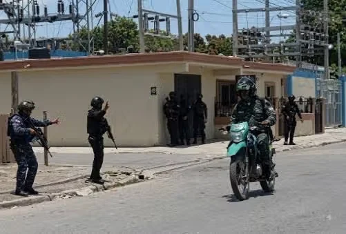 Intenso tiroteo en Villa Bisonó, Navarrete durante salida del director policial (Vídeo)