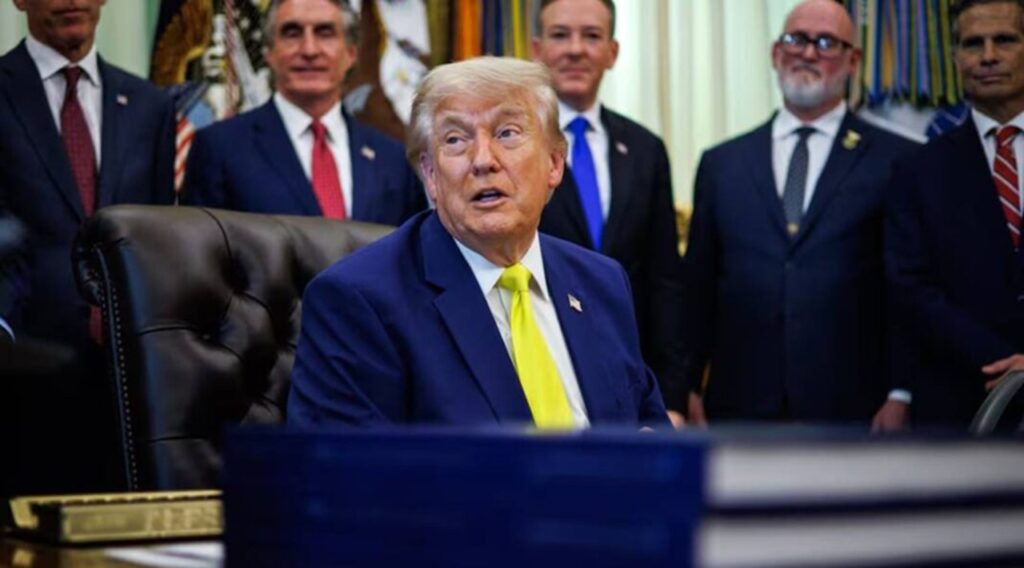 Trump impone un arancel del 15 % a un insumo clave para fabricar paneles solares y semiconductores