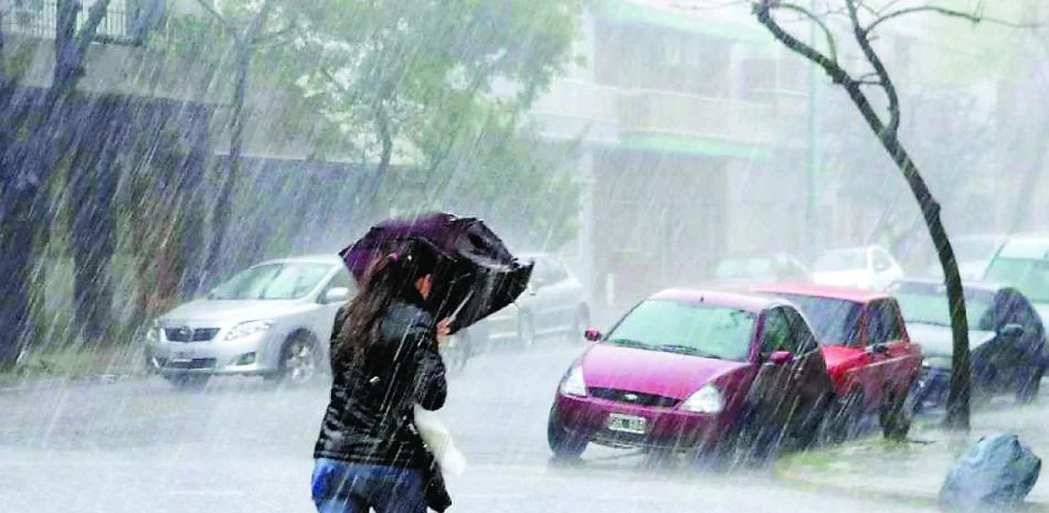 Aguaceros y tronadas por vaguada; calor continuará