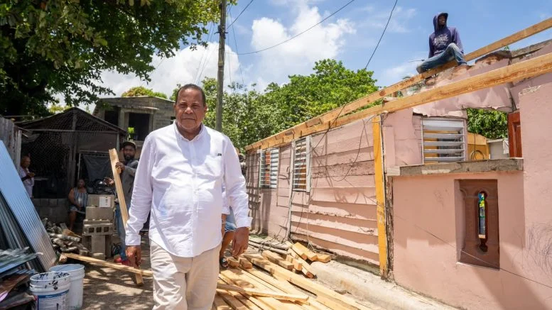 Ayuntamiento y Plan Social inician reparación de techos en Playa Oeste