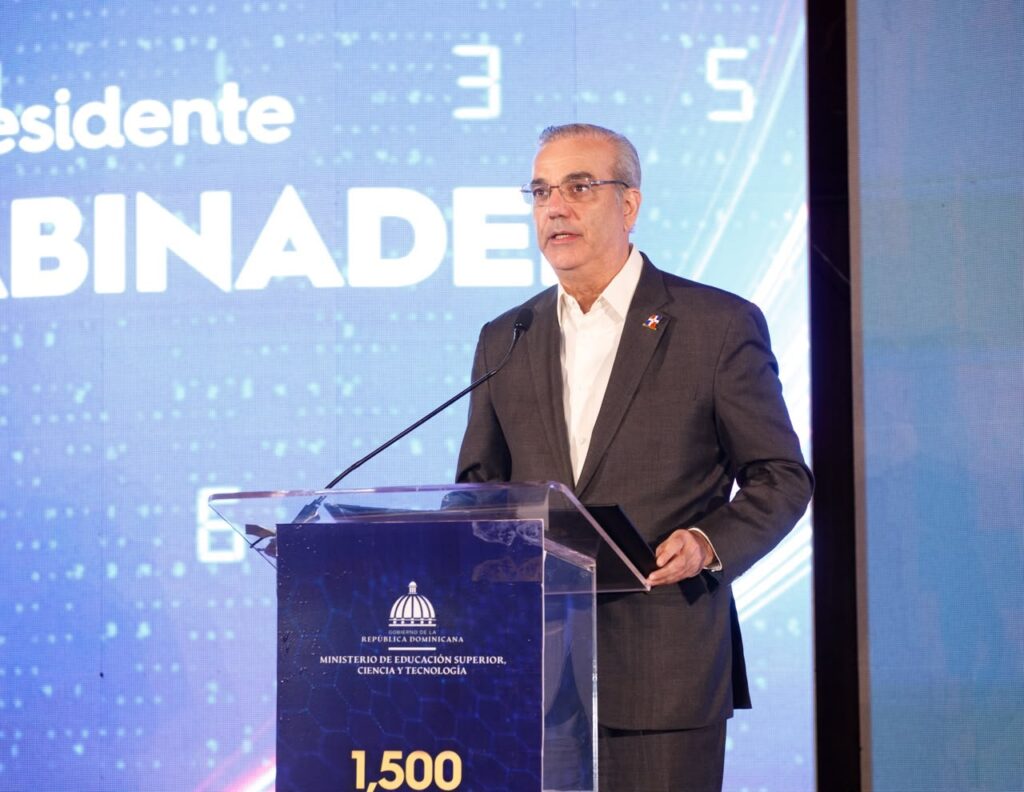 Presidente Abinader entrega 1,500 becas internacionales para cursar programas de especialización, maestrías y doctorados en universidades del extranjero