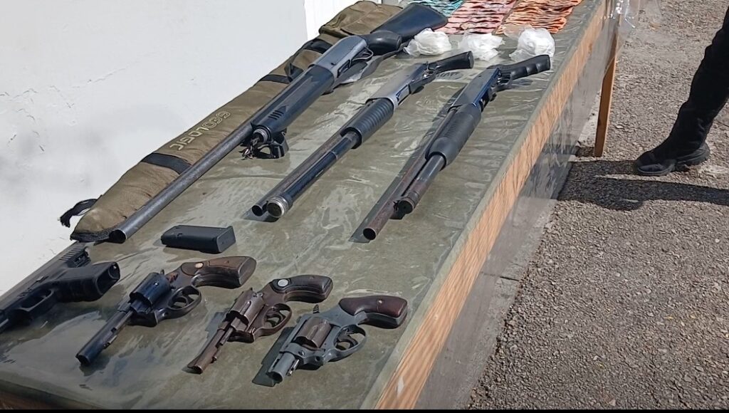 Policía y Ministerio Público ocupan siete armas de fuego, presunta cocaína y recuperan motocicleta robada durante operativos en Barahona y San Juan