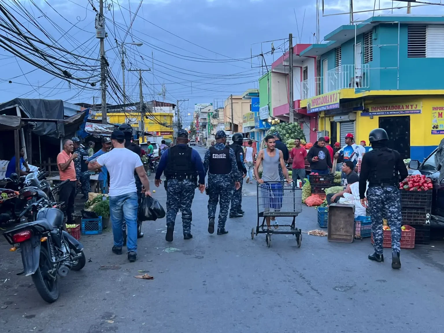 Operativo preventivo en Mercado de SFM deja armas blancas ocupadas