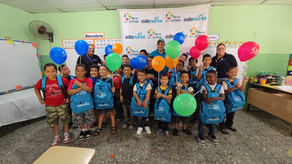 EDENORTE entrega cientos de mochilas y útiles escolares en comunidades del Cibao
