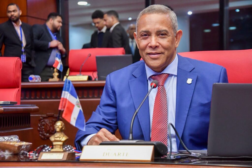 Envían a comisión proyecto de ley del senador Franklin Romero que busca nombrar pista de atletismo de SFM con el nombre de César Nazario Ramos