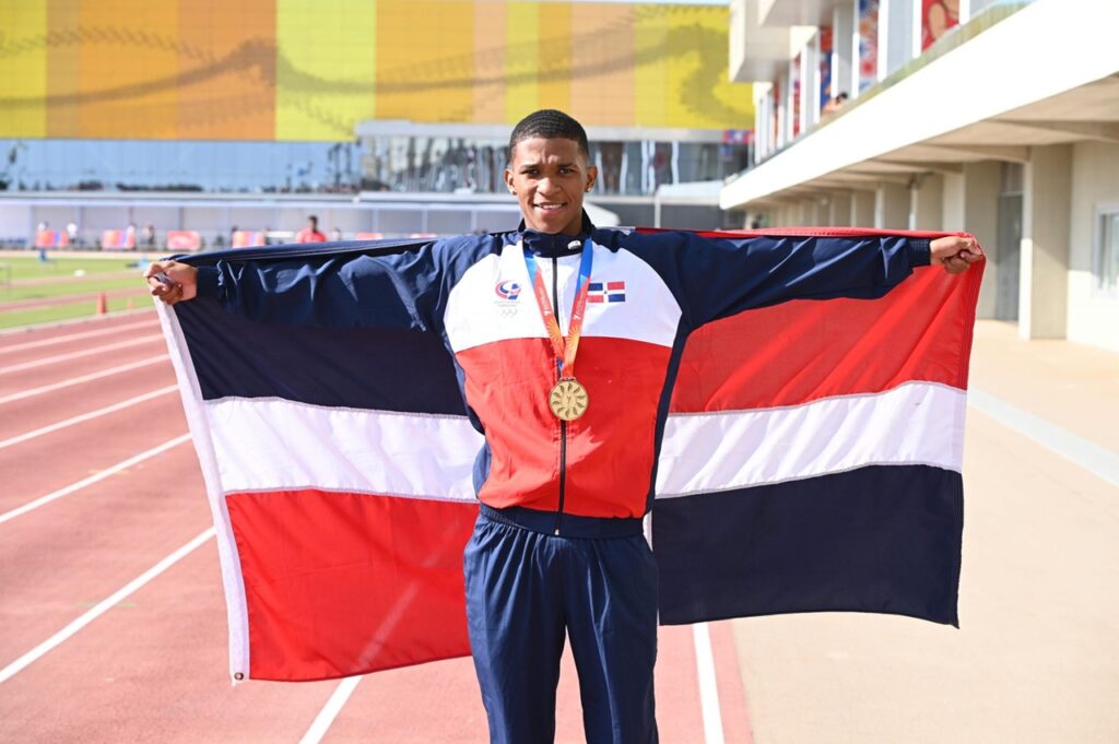 Yeral Núñez conquista la medalla de oro en los 400 metros con vallas y firma una actuación memorable para República Dominicana