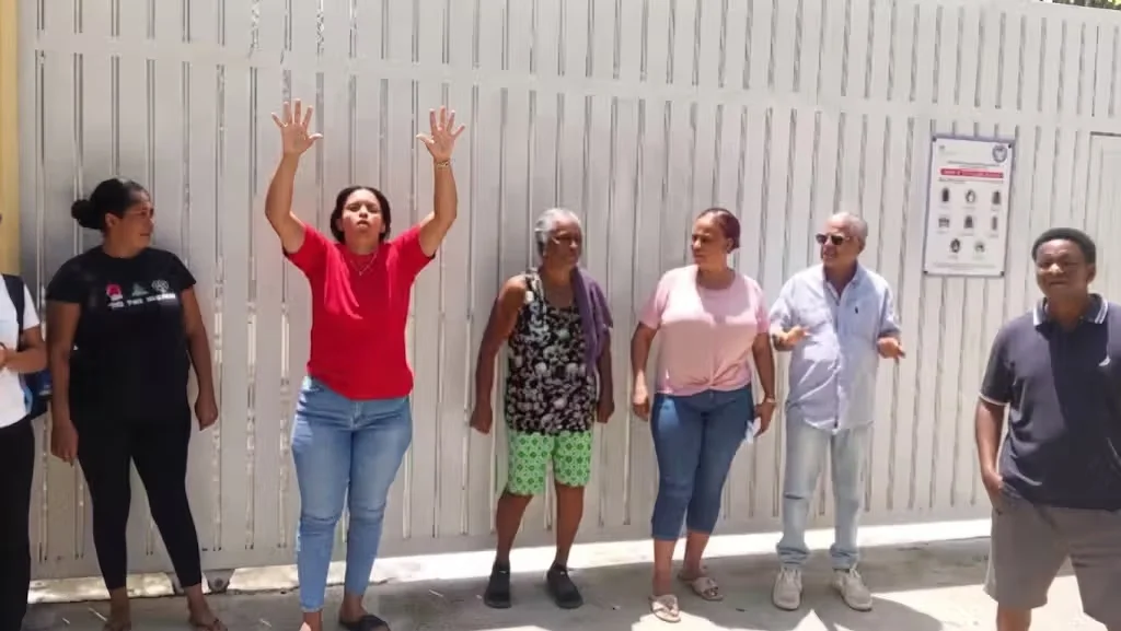 Protestas y reclamos empañan apertura año escolar en el Cibao