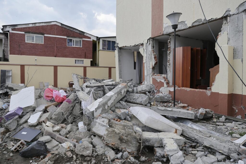 Colombia eleva a 294 los muertos y mantiene en 320 los desaparecidos tras el devastador terremoto
