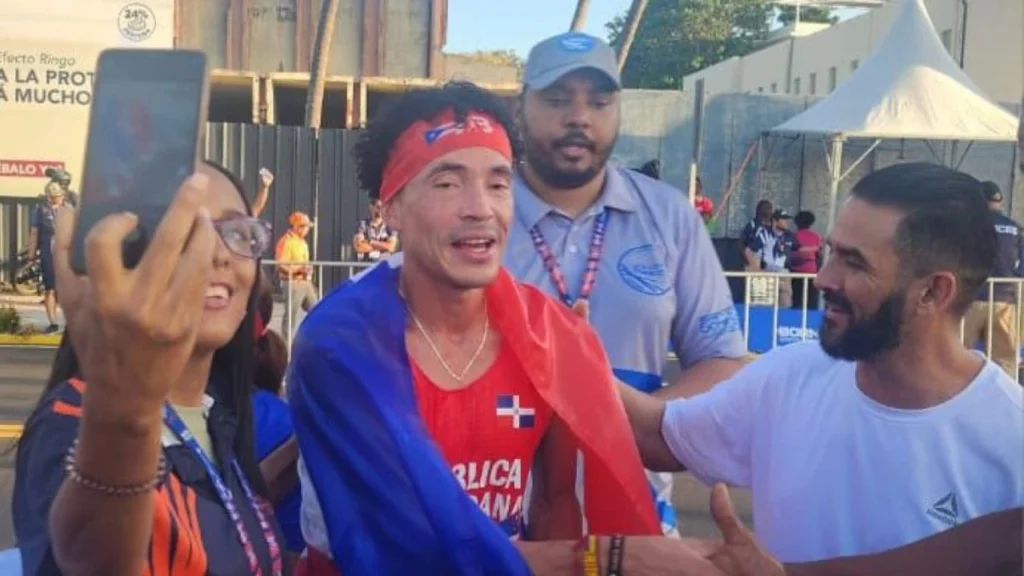 Álvaro Abreu conquista el oro y rompe el récord de la media maratón en Santo Domingo 2026