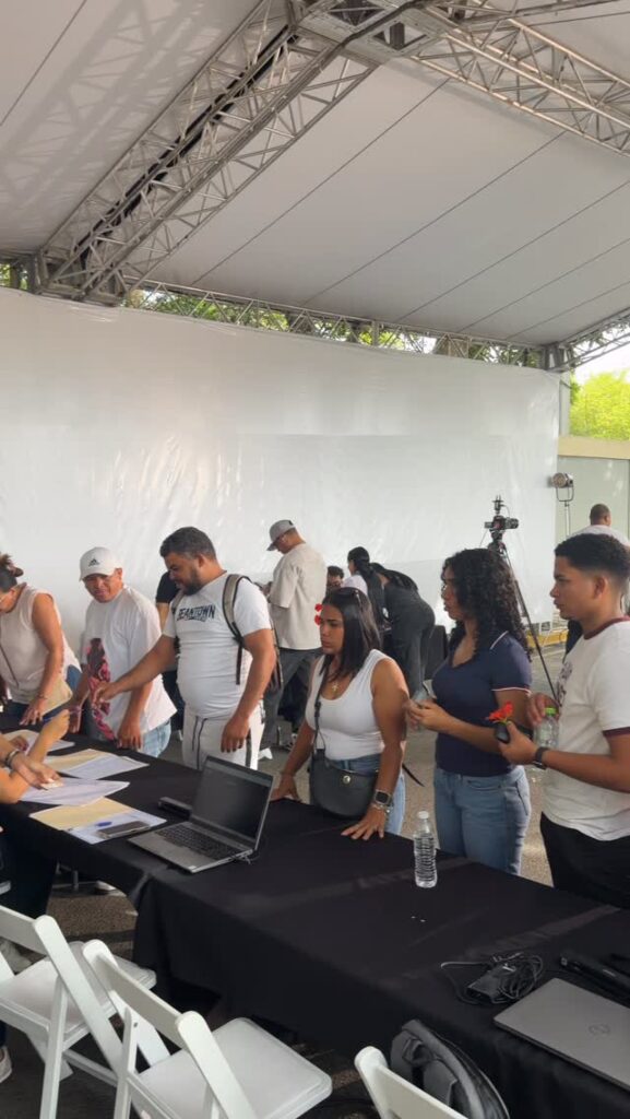 Ciudadanos acuden desde temprano en Santiago para inscribirse en “Dominicanos Primero” (Vídeo)