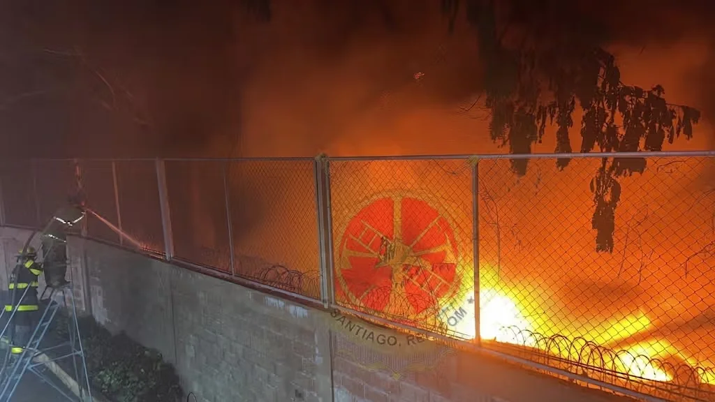 Fuego en La Herradura afecta materiales plásticos junto a planta de GLP