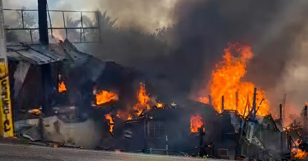 Fuego provoca daños en la Plaza Comercial Oasis, Villa Mella