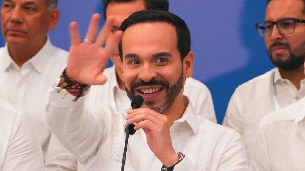 Un juez ordena a De la Espriella disculparse por vulnerar la neutralidad religiosa durante su investidura presidencial