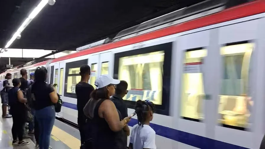 Pasajeros del Metro Los Alcarrizos sin transfer en María Montez