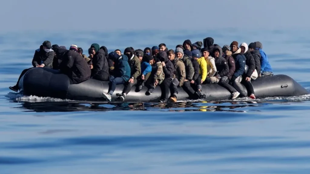 Una embarcación con 230 migrantes cruza el Canal de la Mancha en el viaje más numeroso jamás registrado