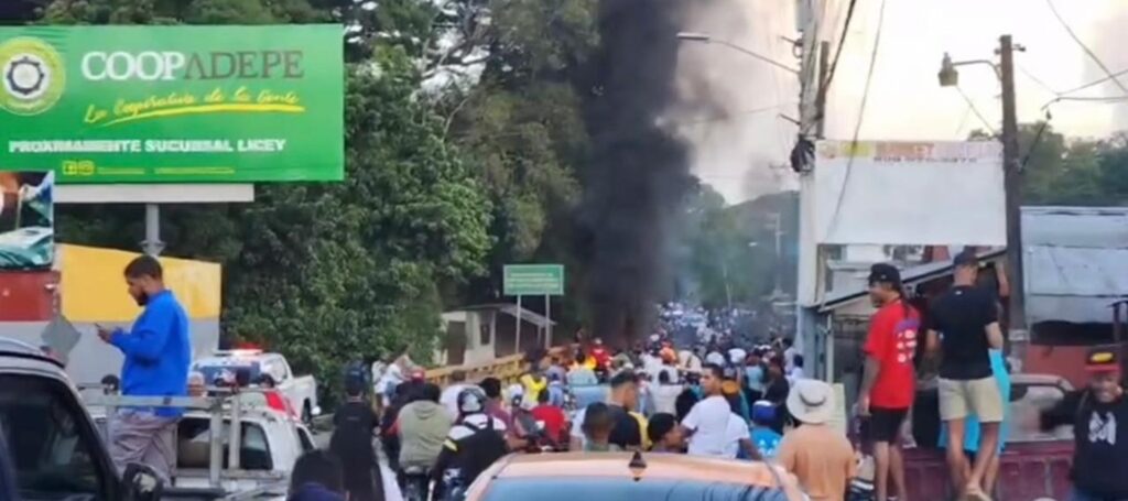 Multitud exige justicia en Licey al Medio por la muerte de Carolay Taveras