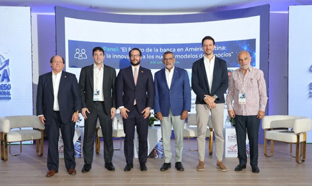 Expertos destacan la madurez del sistema financiero dominicano en su transición hacia la banca digital
