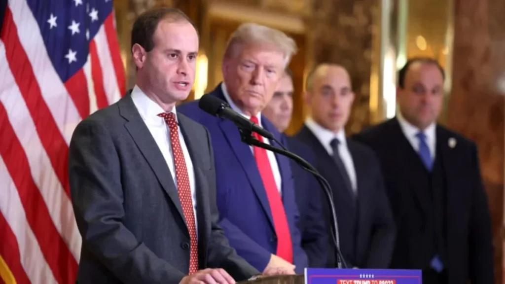 Nuevo asistente de Trump será su secretario personal